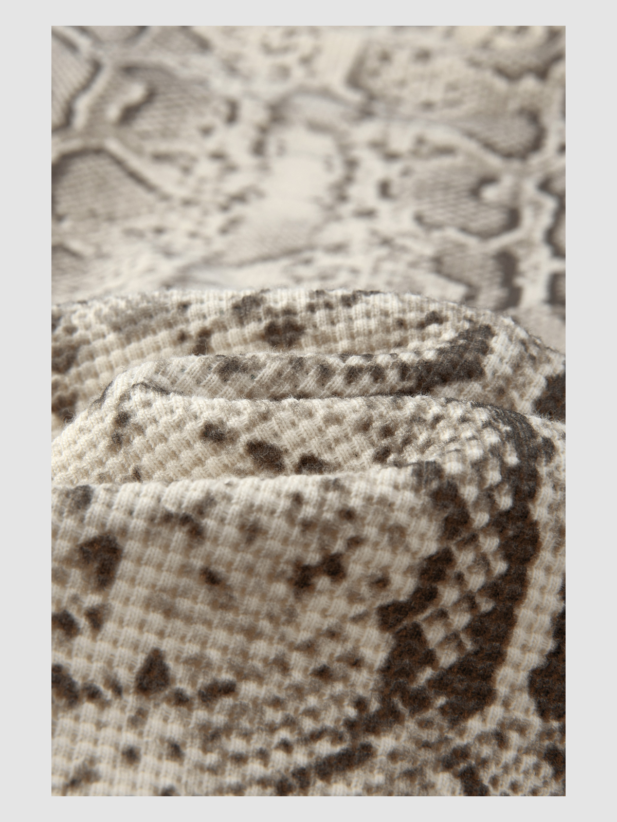 Men’s 260 GSM Snake-Pattern Waffle Boxy Long-Sleeve T-Shirt — detail Men's 260 GSM Snake-Pattern Waffle Boxy Long-Sleeve T-Shirt — detail